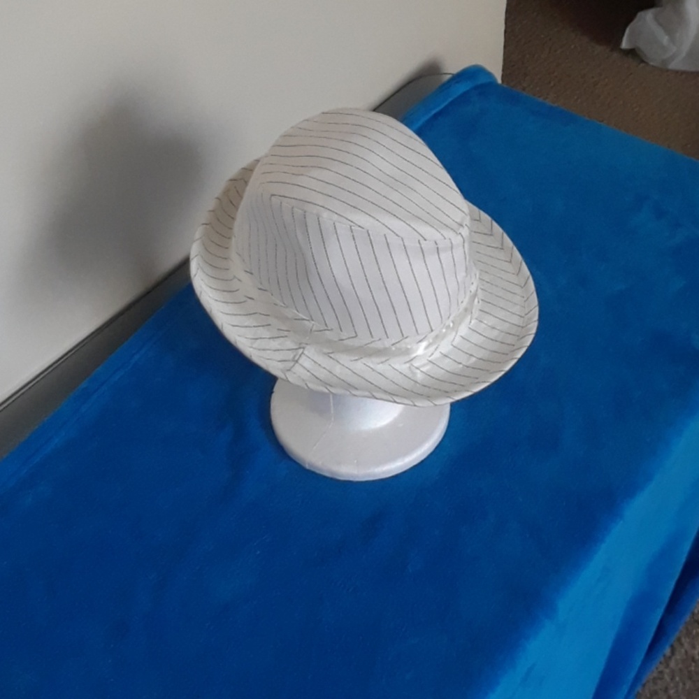Stylish hat - Picture 2 of 3
